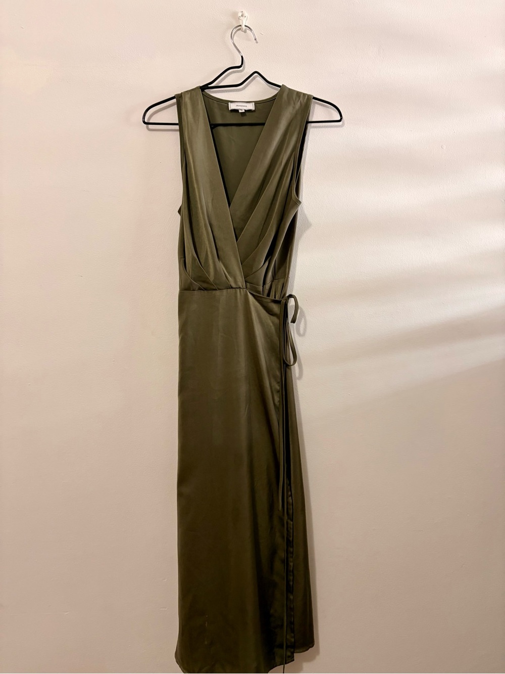 RIHOAS Olive Sleeveless Wrap Midi Dress